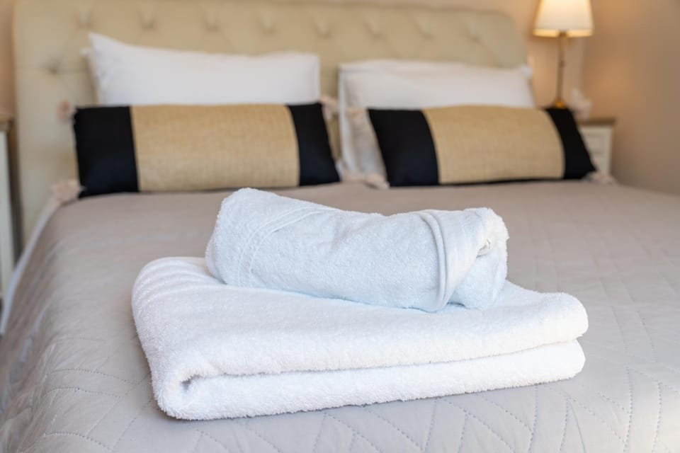 Bed, Bedroom, towels