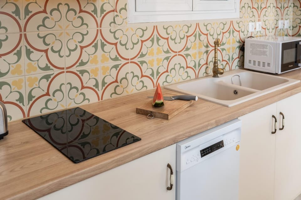 Kitchen or kitchenette, dishwasher, stove