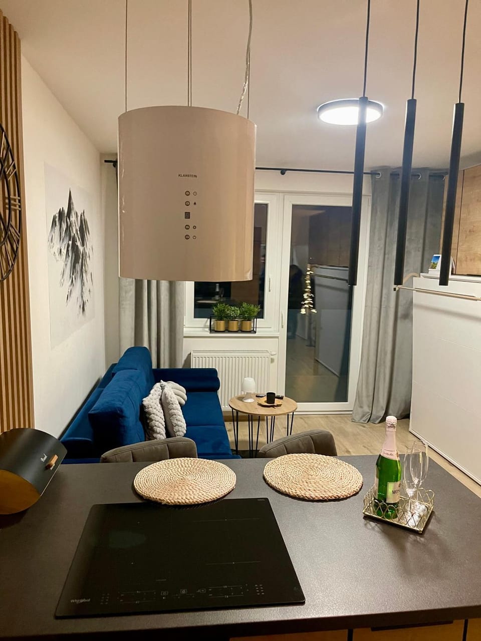 Kitchen or kitchenette, Seating area, Dining area