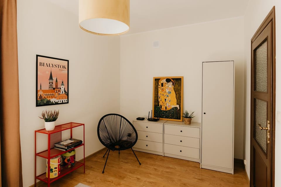 Seating area, Bedroom, wardrobe