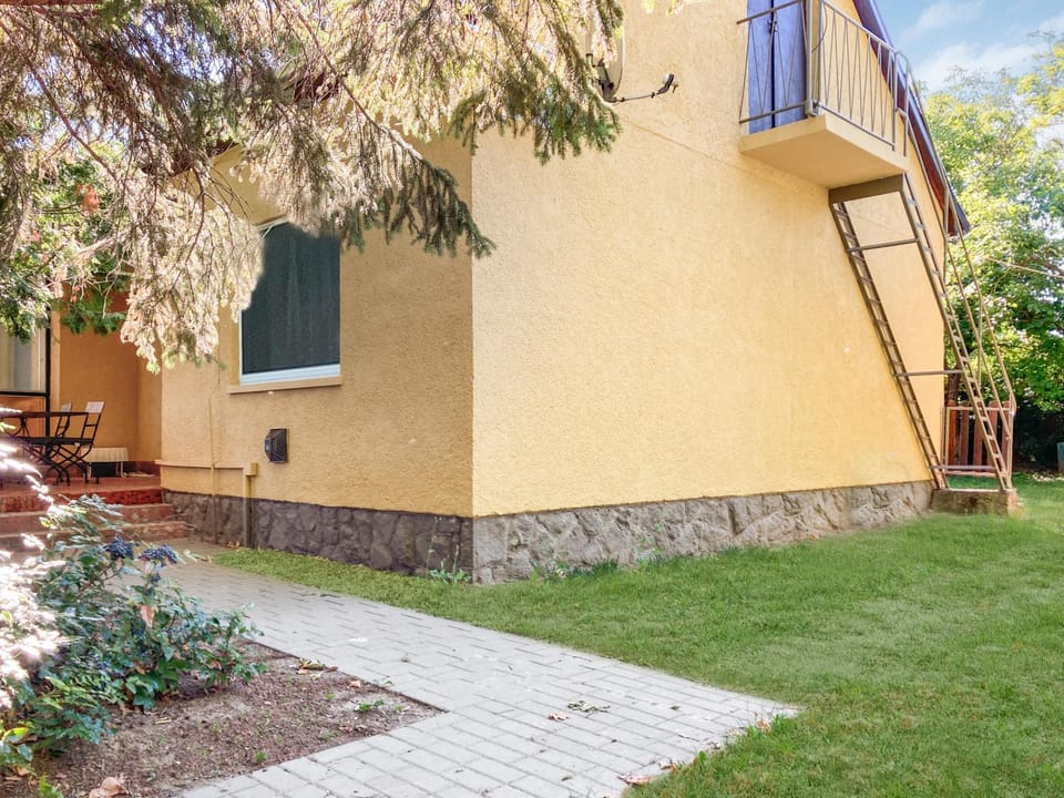 Property building, Garden, Parking