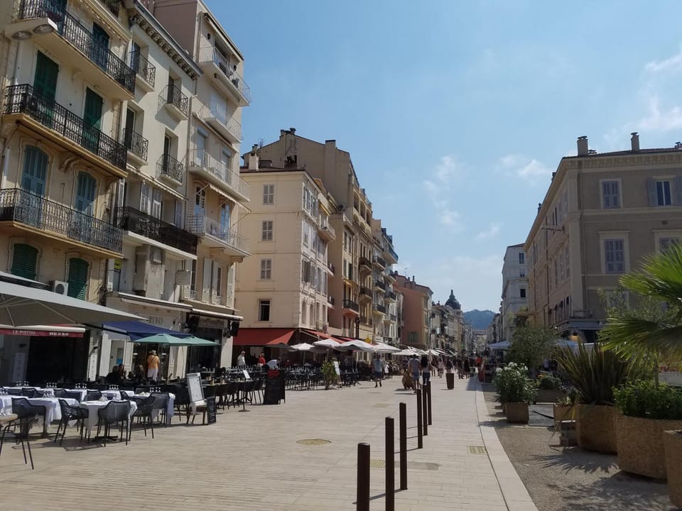Restaurant/places to eat, Neighbourhood