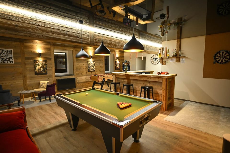 Billiard, Game Room
