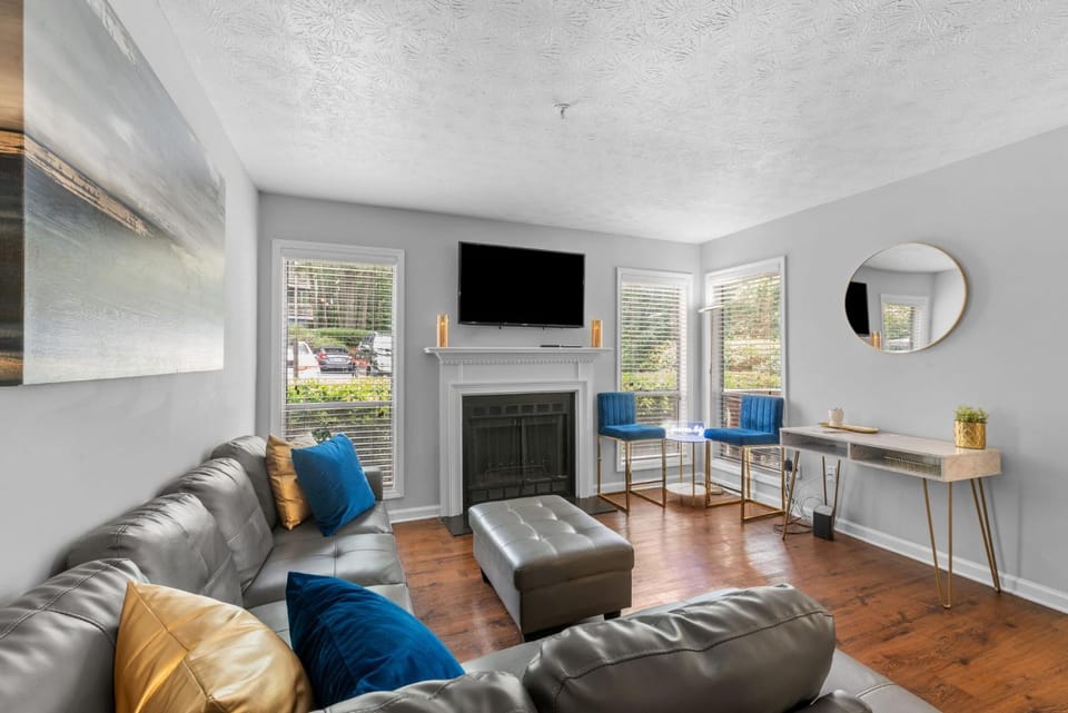 Modern Sapphire Sanctuary near Braves Stadium Apartment in Vinings