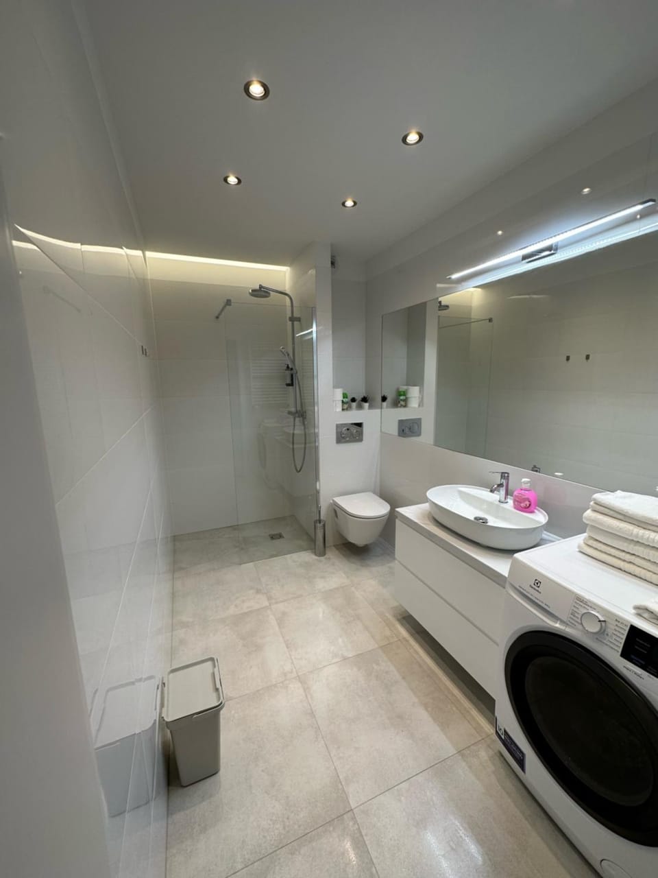 Shower, Toilet, Bathroom, towels