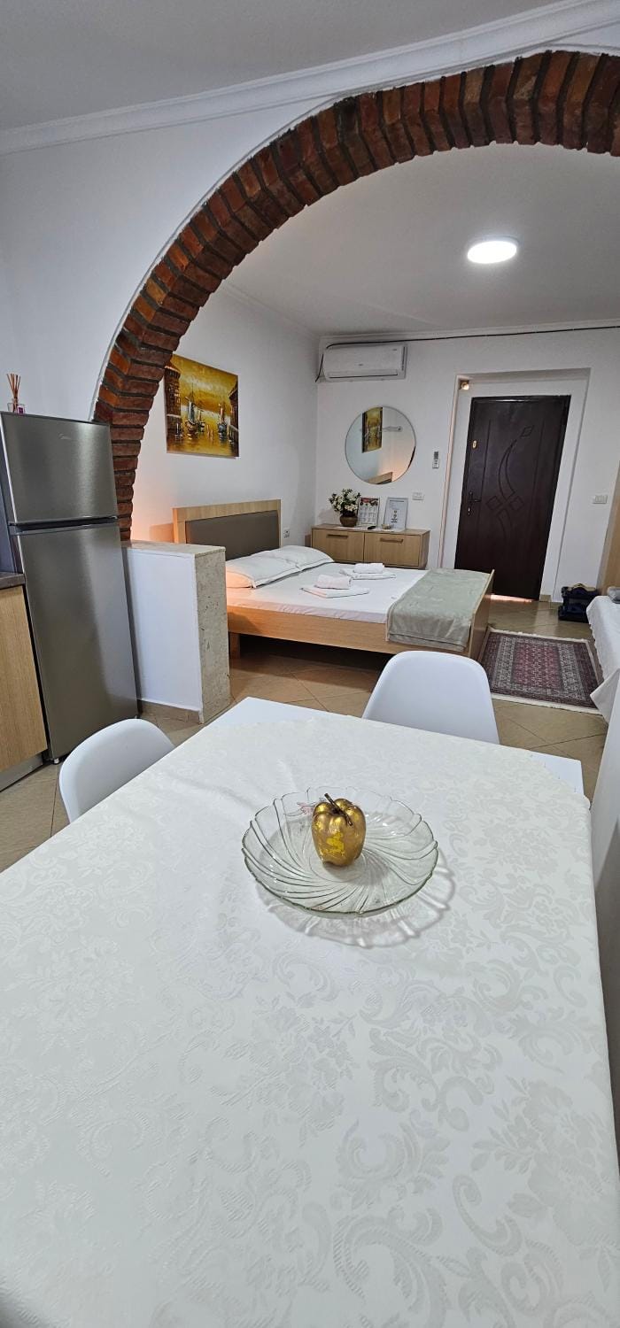 Bed, Kitchen or kitchenette, Photo of the whole room, Dining area, Bedroom