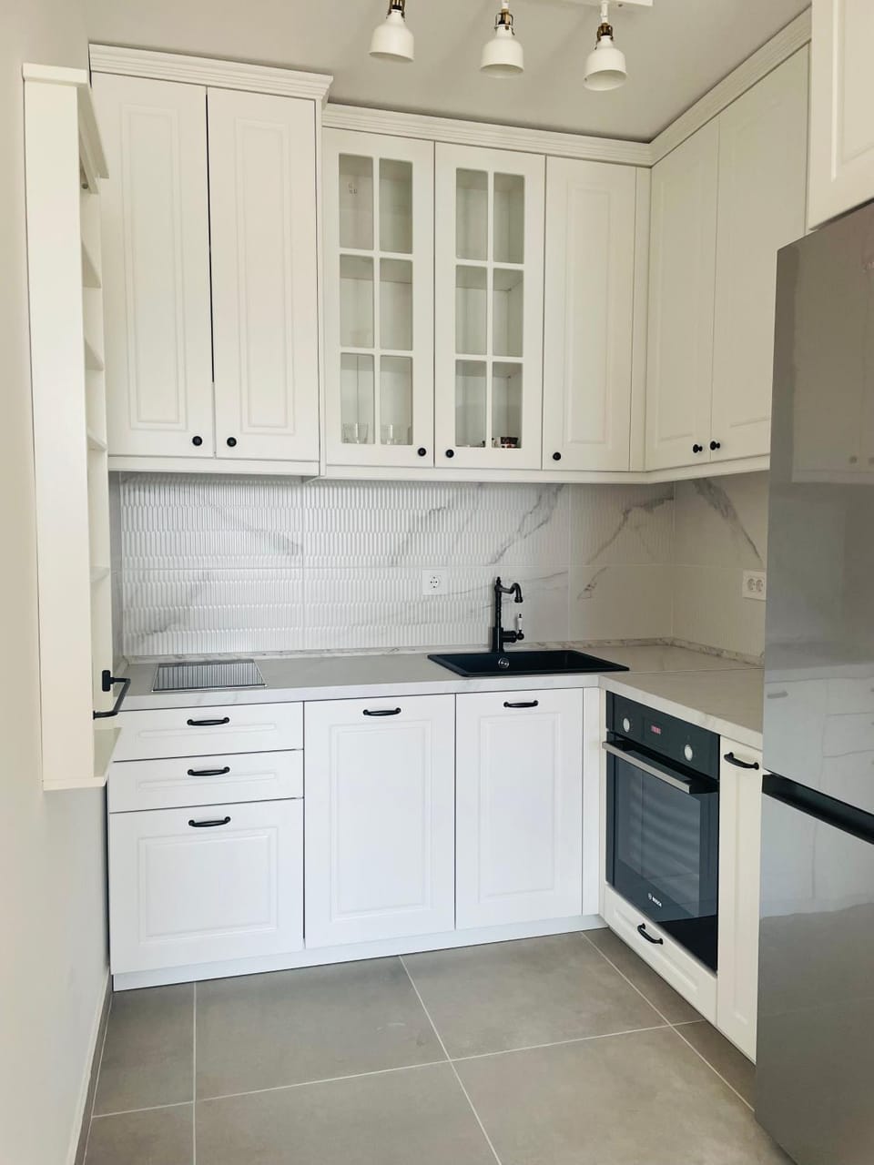 Kitchen or kitchenette, dishwasher, oven