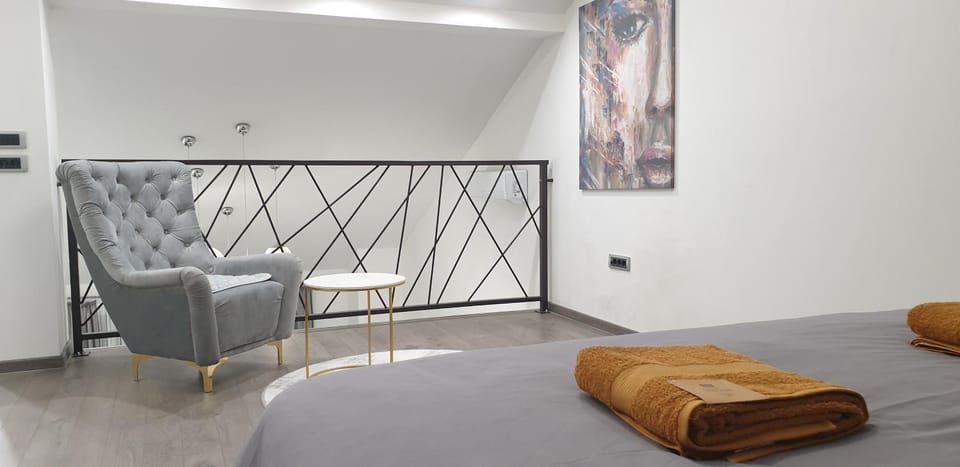 Bed, Photo of the whole room, Seating area, Bedroom