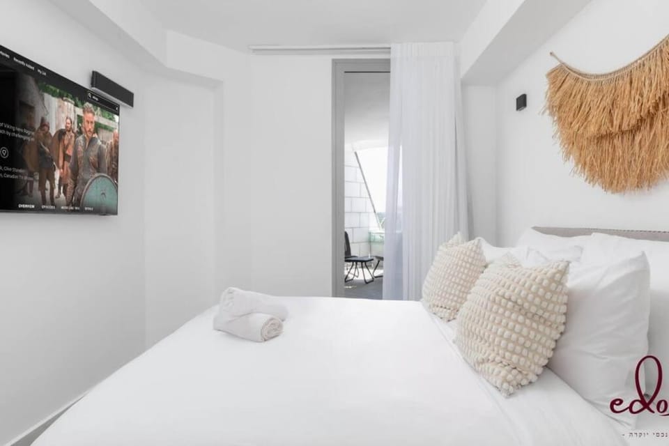 Bed, TV and multimedia, Bedroom, towels