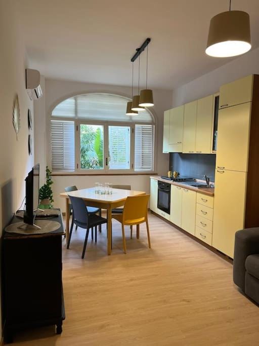 TV and multimedia, Kitchen or kitchenette, Living room, Seating area, Dining area, pet friendly, stove