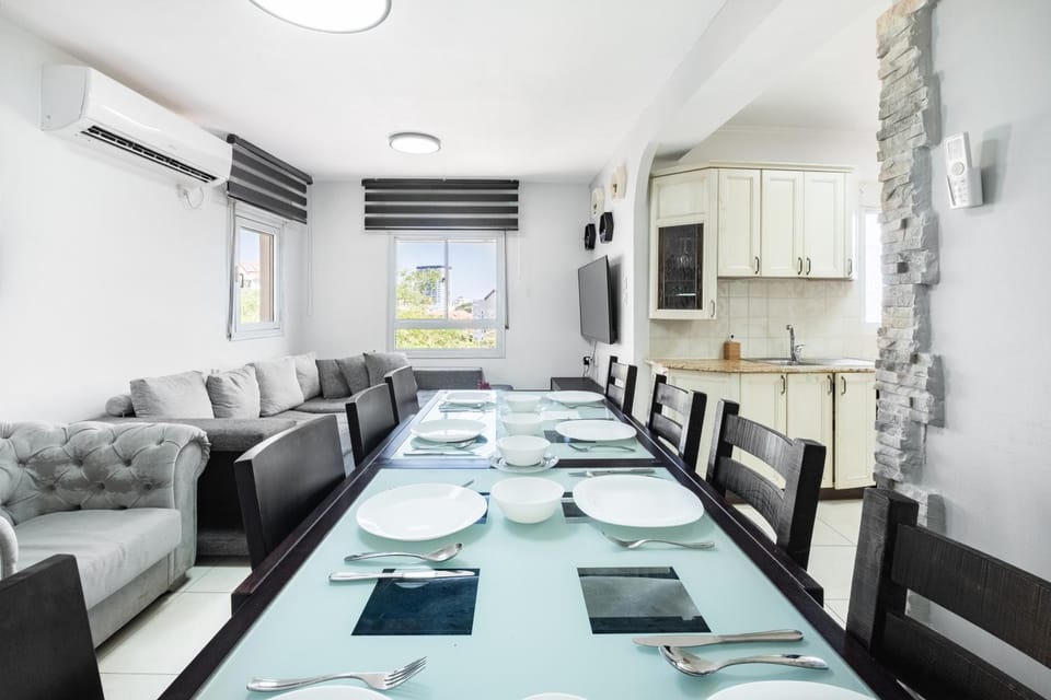 TV and multimedia, Living room, Seating area, Dining area, minibar, pet friendly, air conditioner
