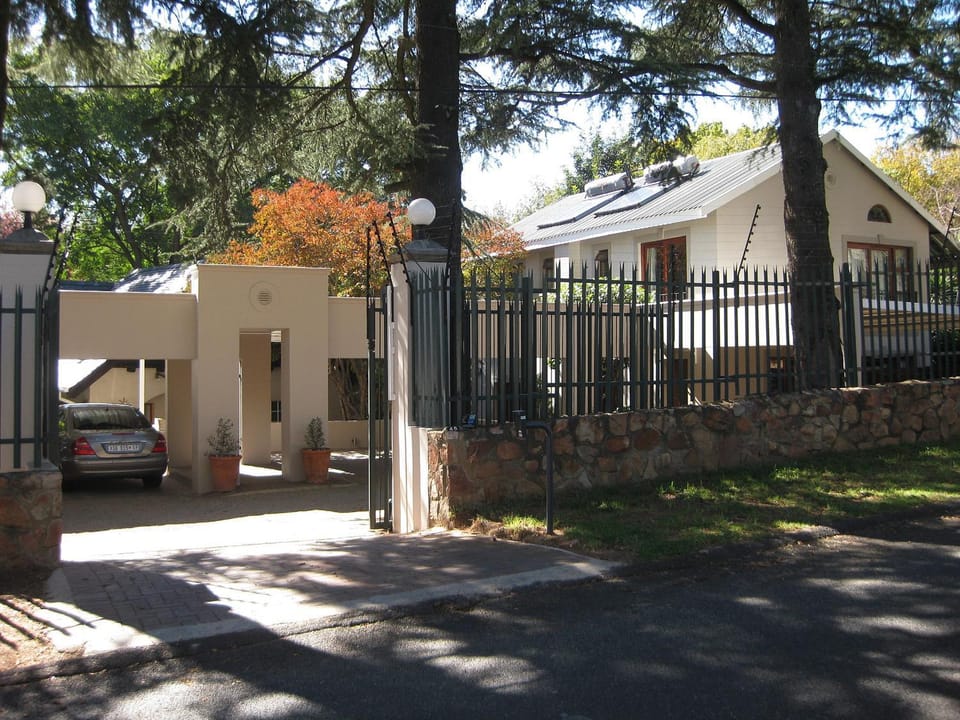 Facade/entrance, Area and facilities