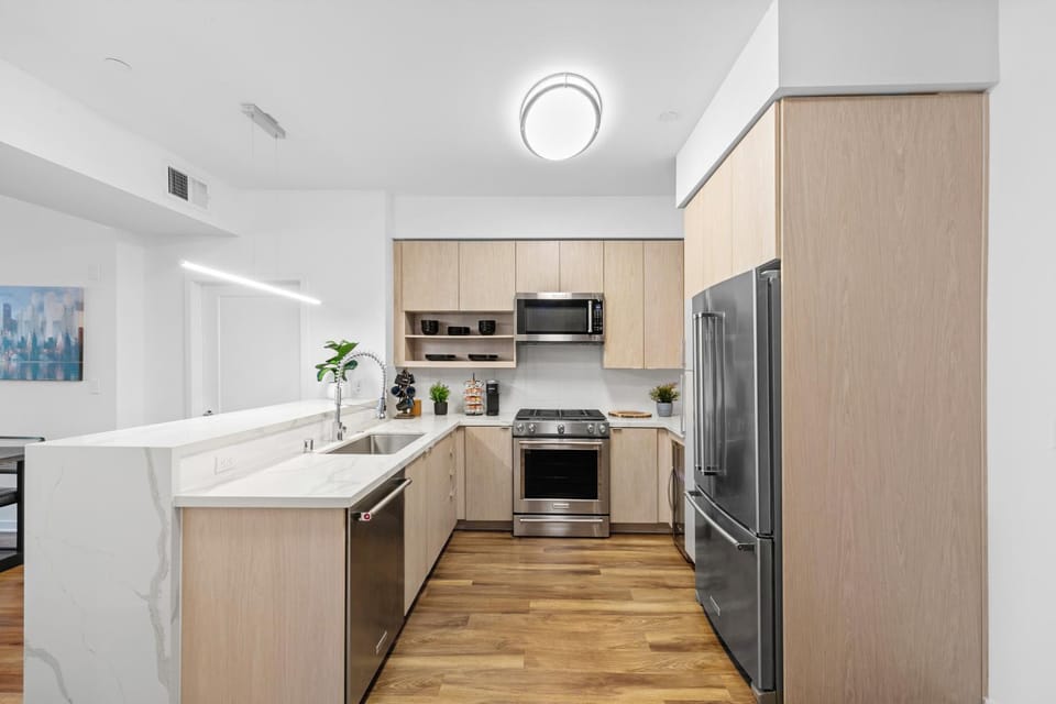 Beverly Grove Chic City Oasis 2 BR Apt with Den 138 Apartment hotel in San Fernando Valley