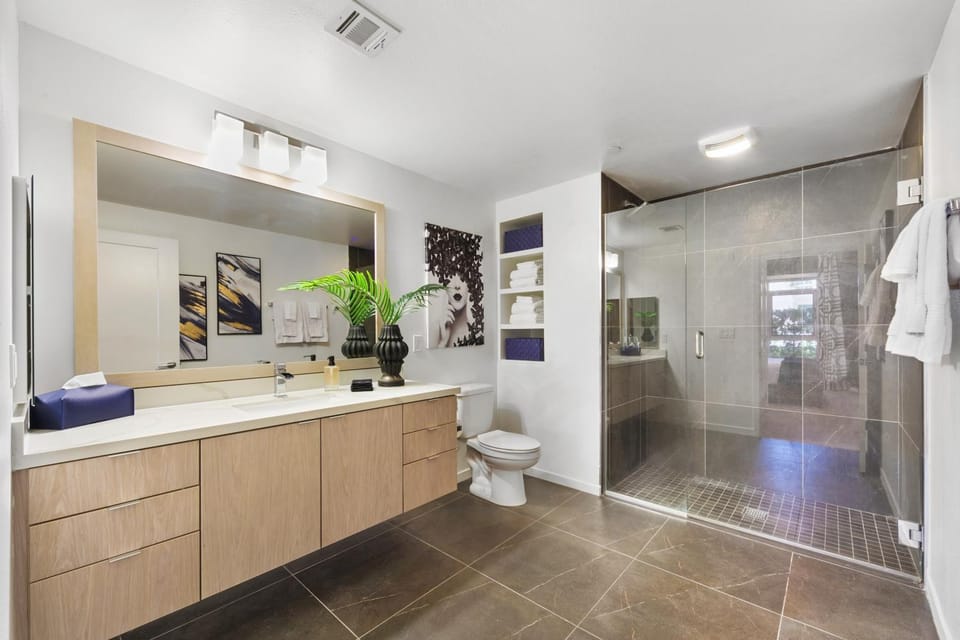 Beverly Grove Chic City Oasis 2 BR Apt with Den 138 Apartment hotel in San Fernando Valley