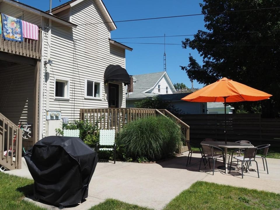 The Cute & Cozy - Lower Apt - Great Location! Apartment in Frankfort