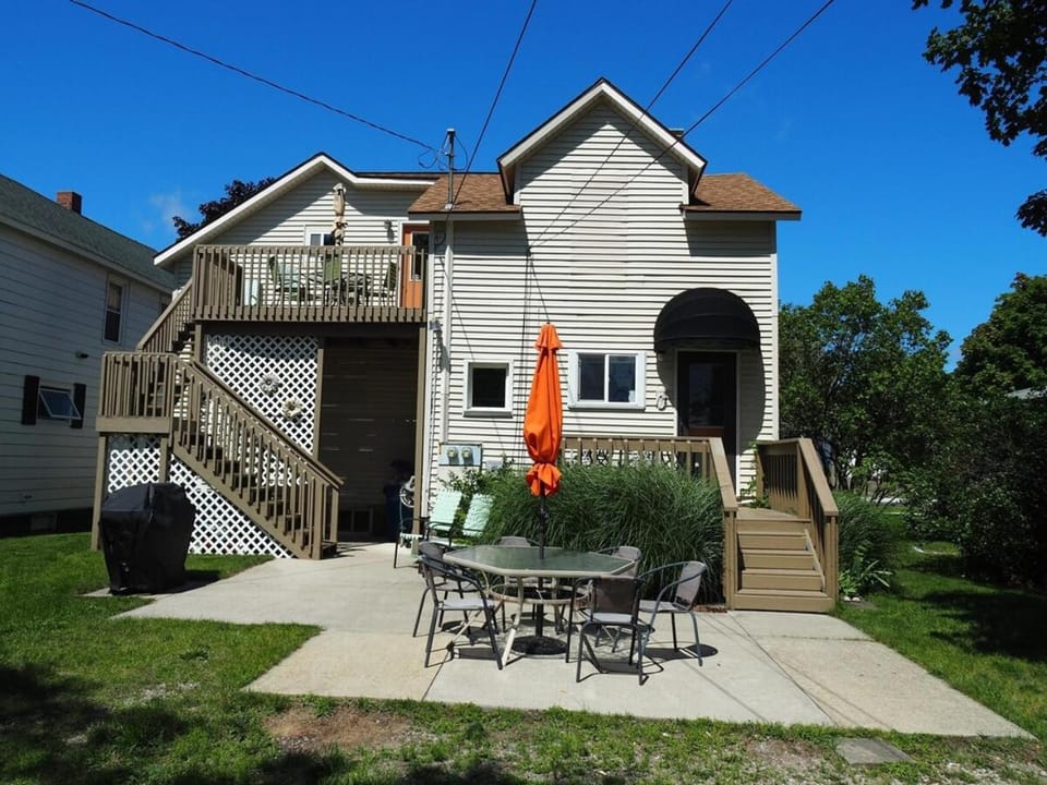 The Cute & Cozy - Lower Apt - Great Location! Apartment in Frankfort