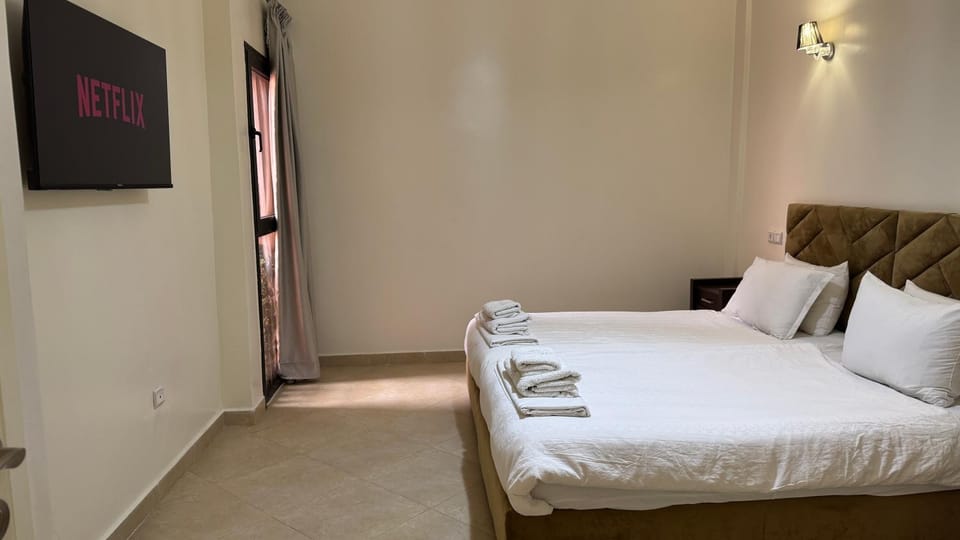 Bed, TV and multimedia, Photo of the whole room, Bedroom, towels