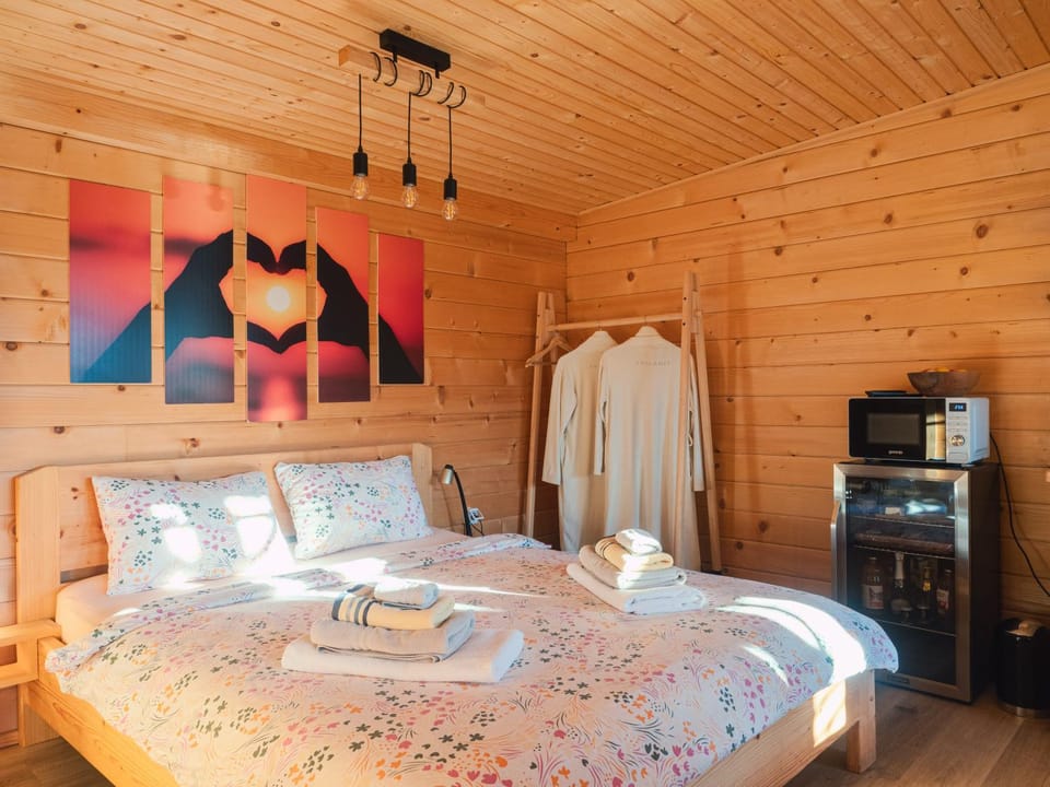 Bed, towels