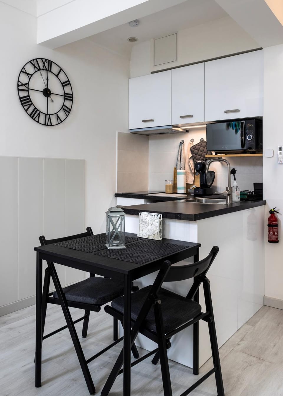 Kitchen or kitchenette, Dining area, stove