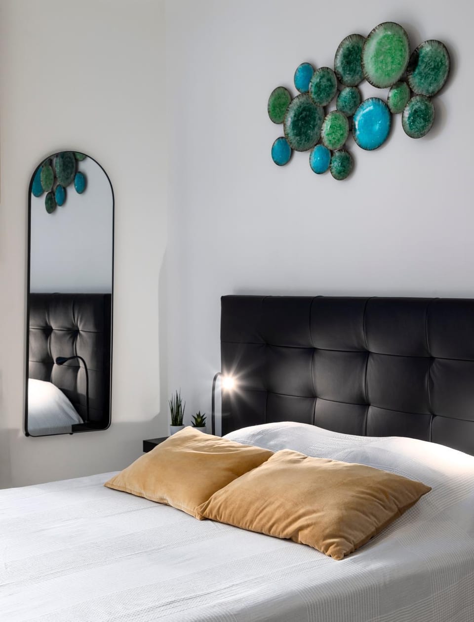 Bed, Photo of the whole room, Decorative detail, Bedroom