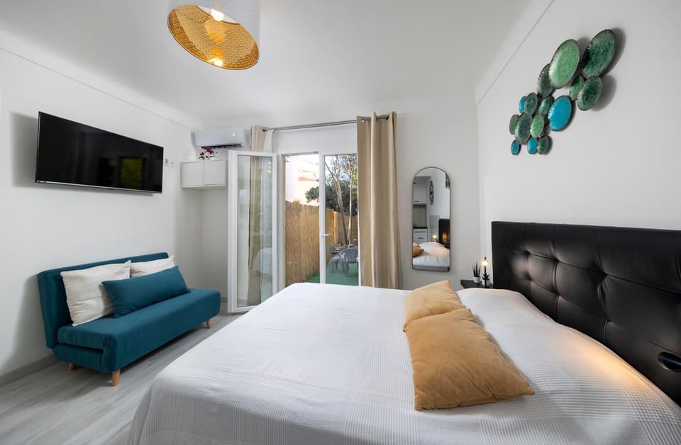 Bed, TV and multimedia, Photo of the whole room, Bedroom