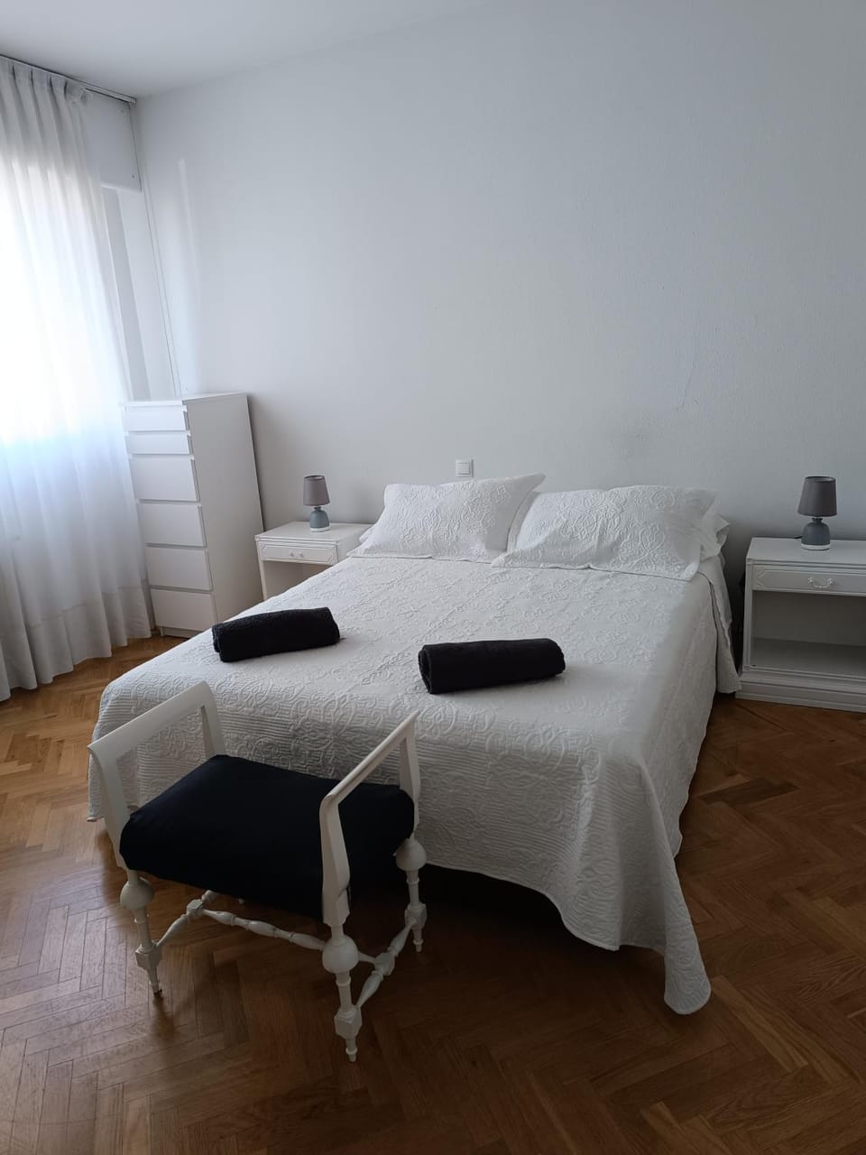 Photo of the whole room, Bedroom