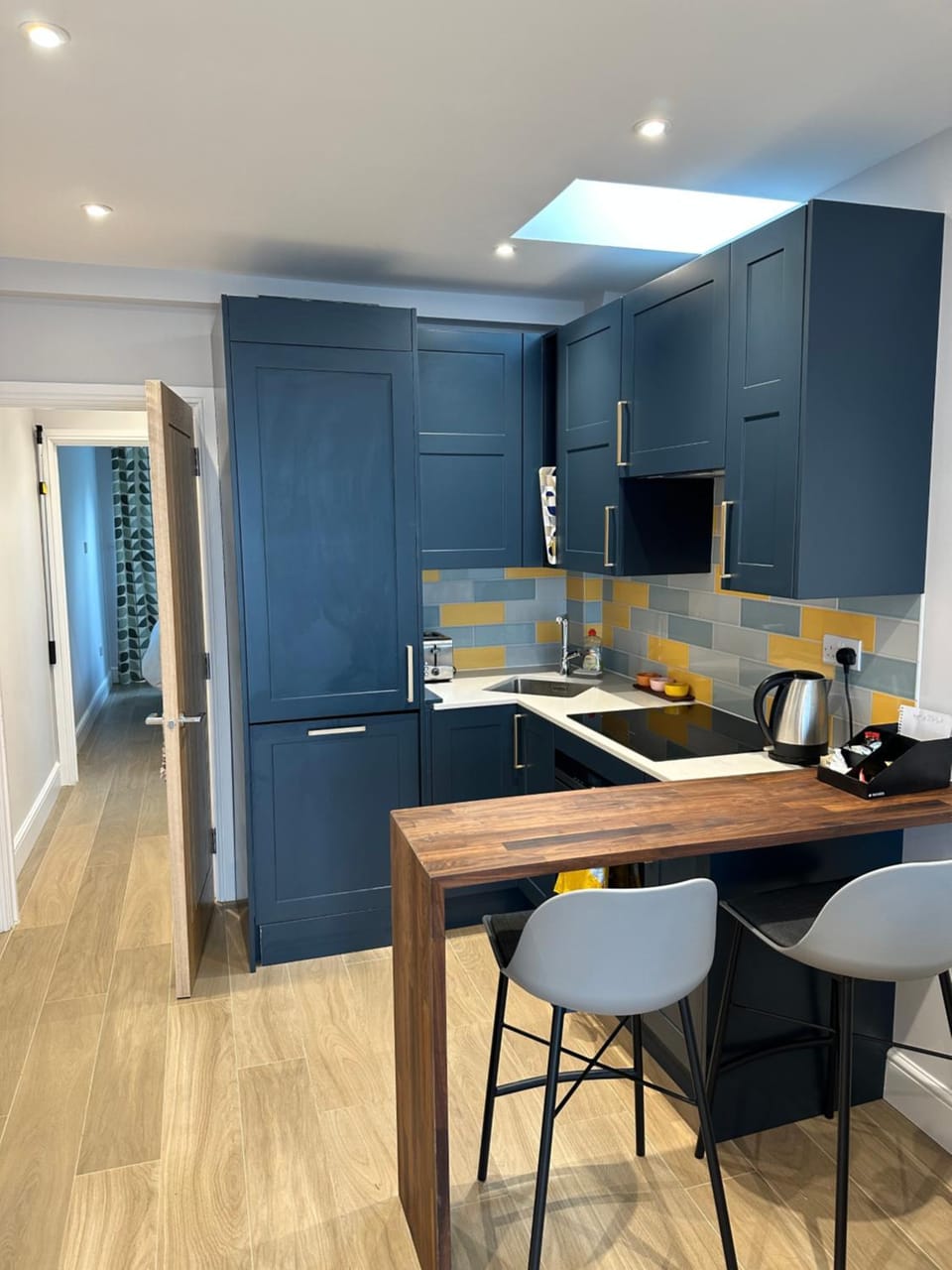 Kitchen or kitchenette, Dining area, minibar