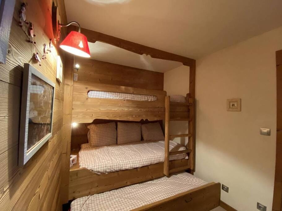 Bedroom, bunk bed