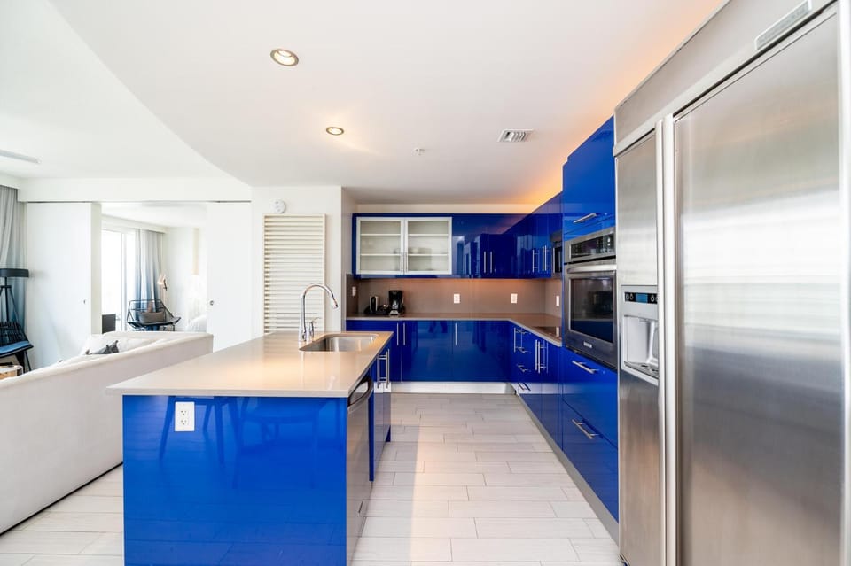 Kitchen or kitchenette, oven