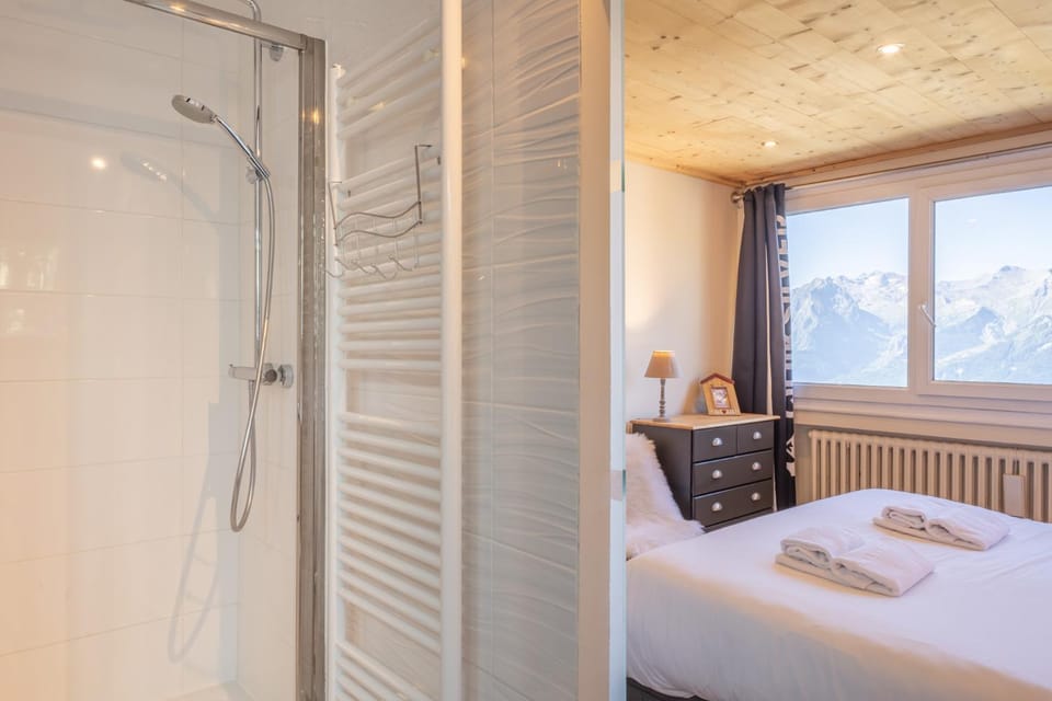 Bathroom, Bedroom, towels