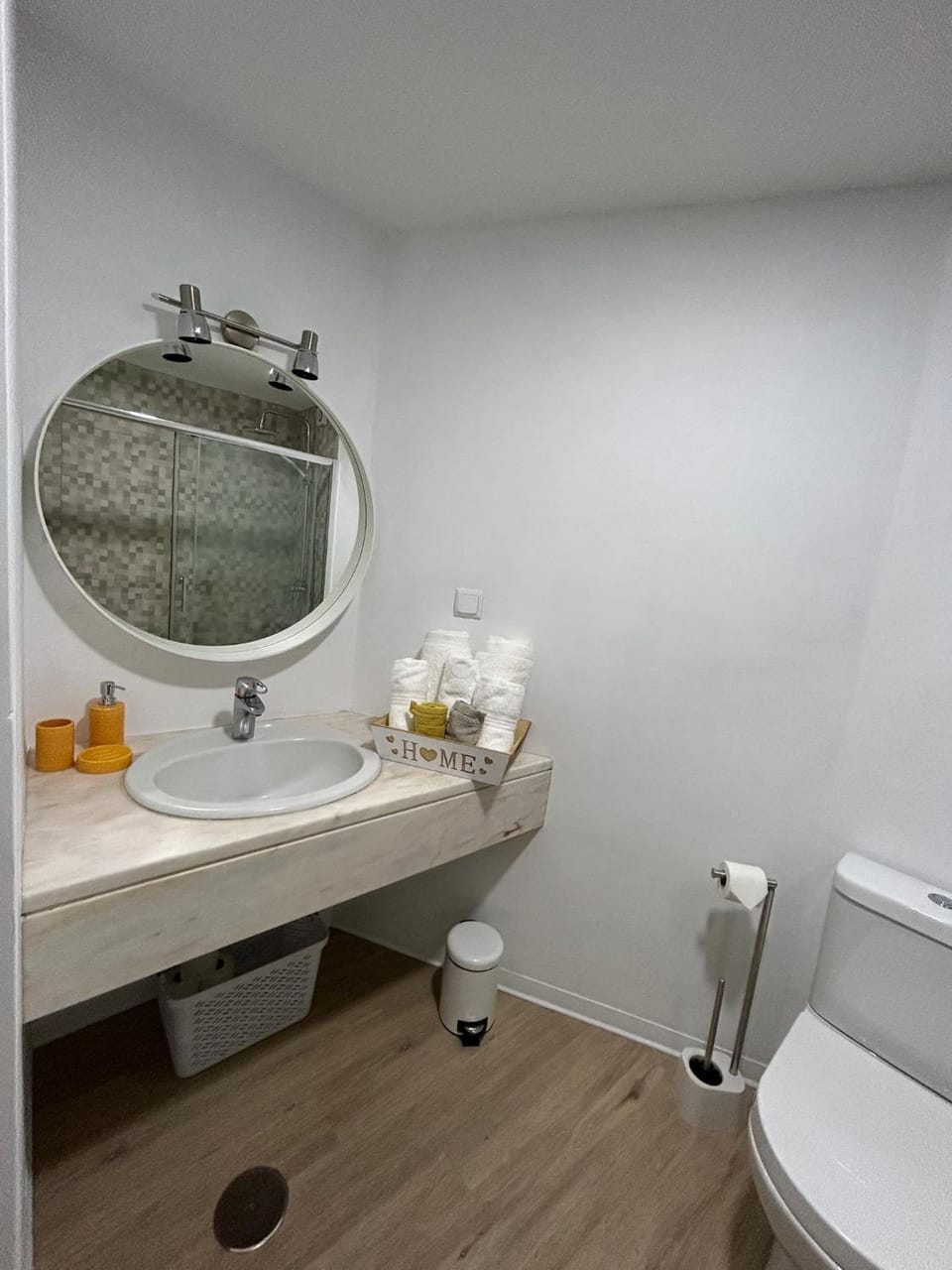 Toilet, Bathroom, towels