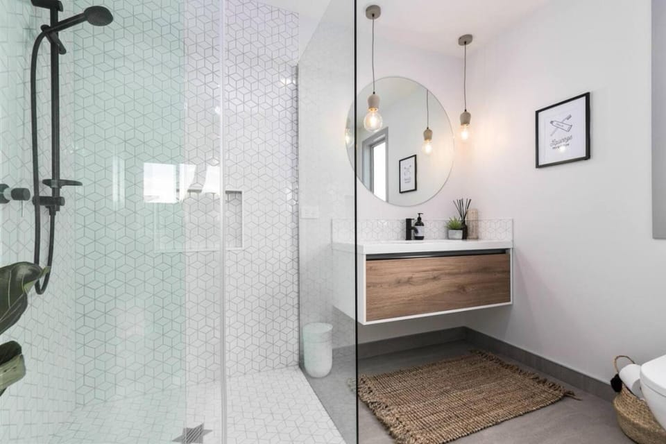 Hillside Haven House and Unit Spa Pool House in Raglan