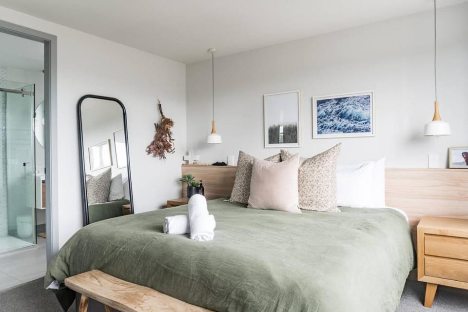 Hillside Haven House and Unit Spa Pool House in Raglan