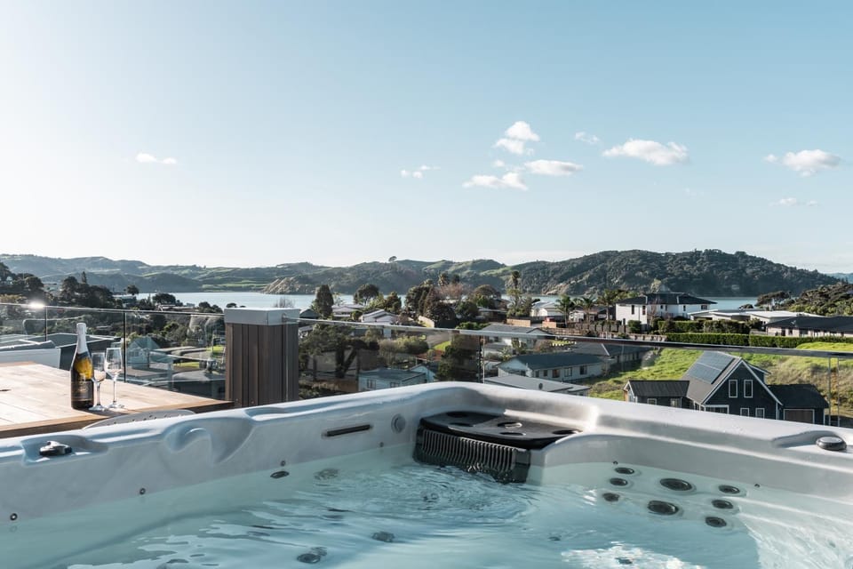 Natural landscape, Hot Tub, Mountain view, Sea view