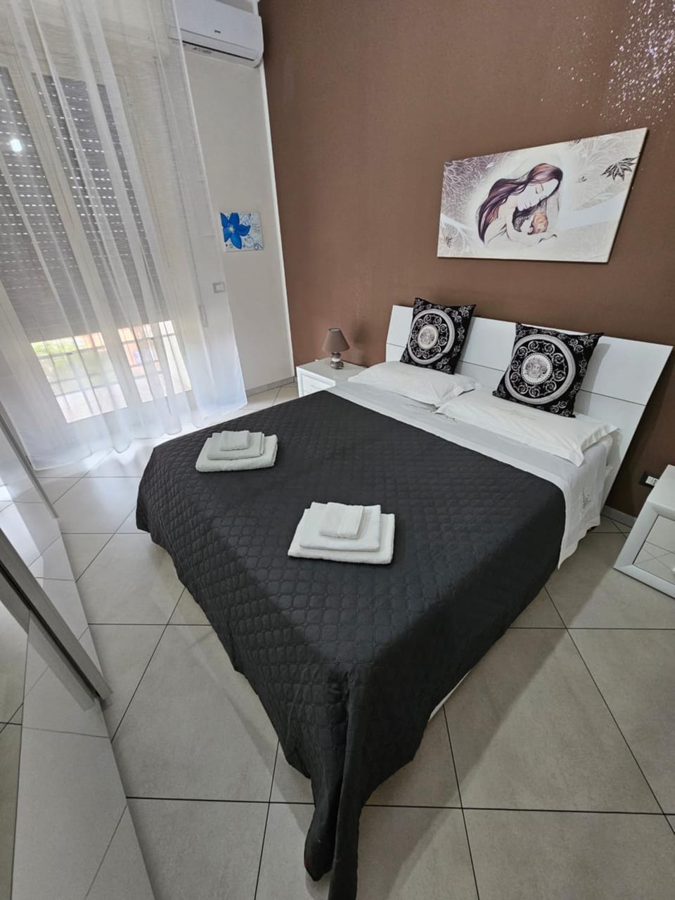 Bed, Photo of the whole room, Bedroom, towels