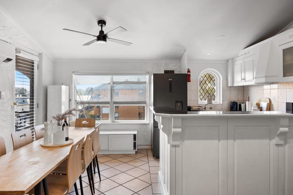 Kitchen or kitchenette, Dining area, oven, stove