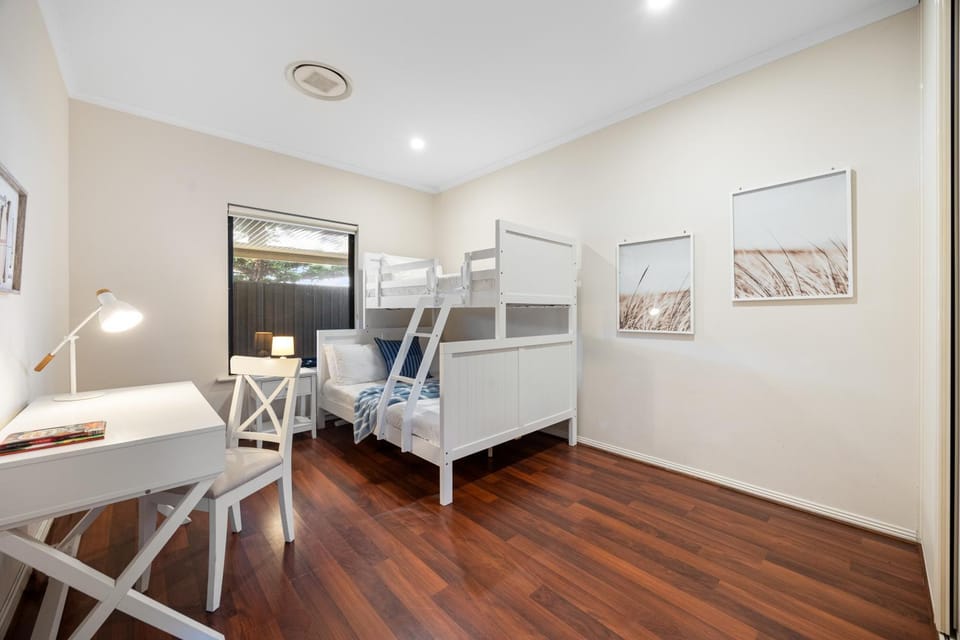 Bed, Photo of the whole room, Bedroom, bunk bed