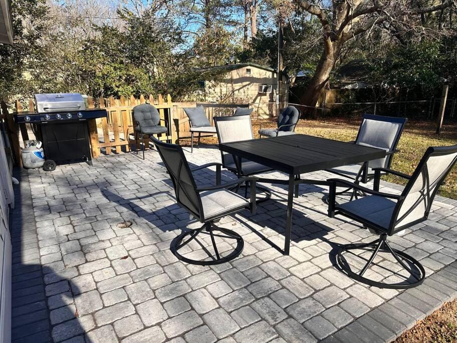Patio, Day, Dining area