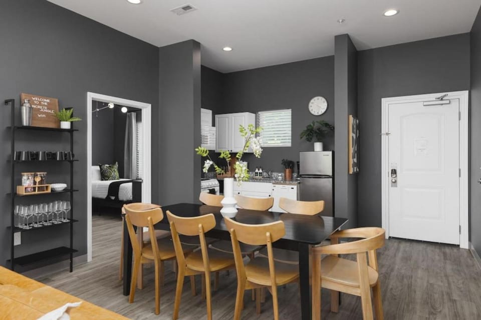 Kitchen or kitchenette, Dining area