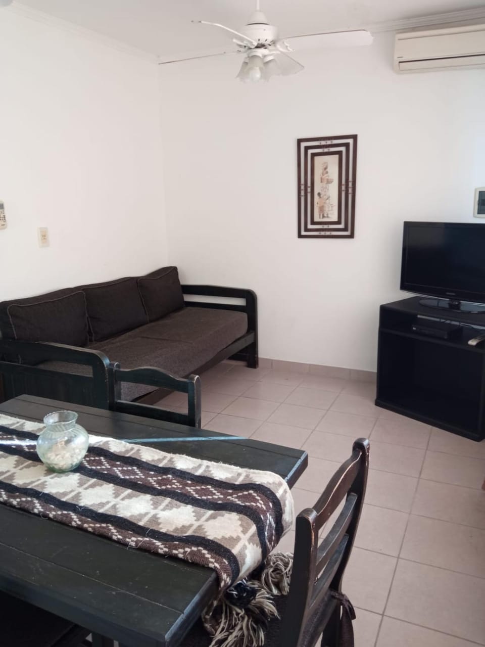 Communal lounge/ TV room, Bed, TV and multimedia, Living room, Seating area, Bedroom