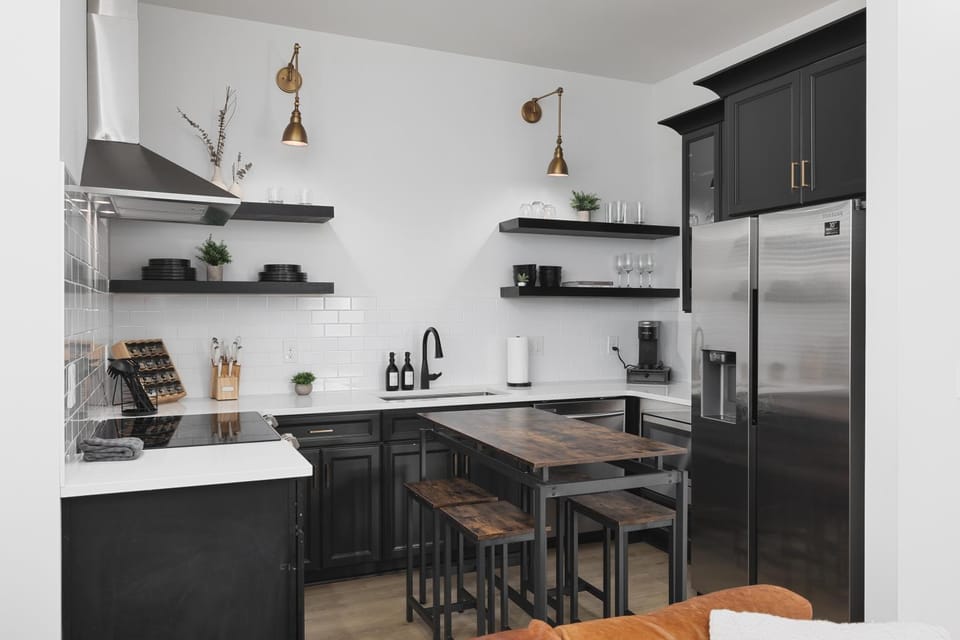 Kitchen or kitchenette, Dining area