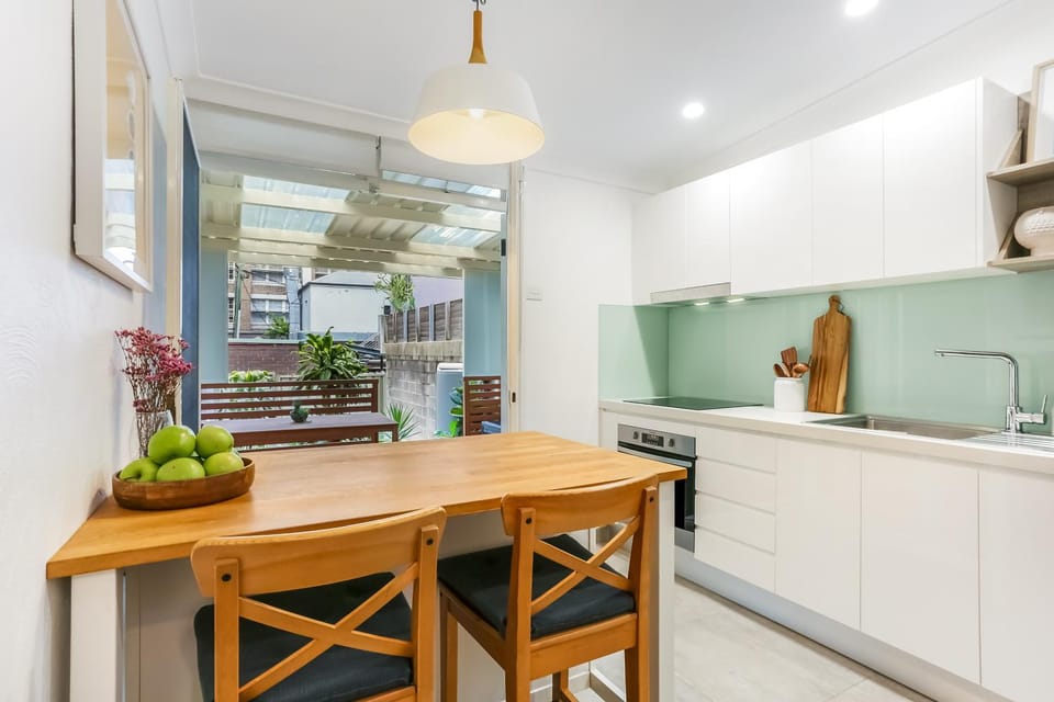 Kitchen or kitchenette, Dining area