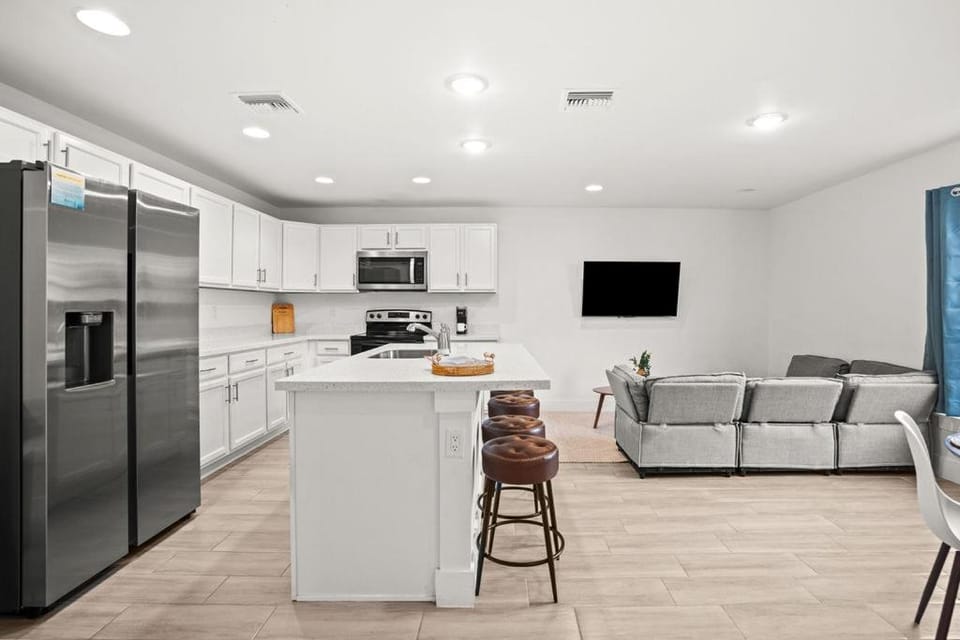 Chic & Central 3BR Mins to Downtown House in West Palm Beach