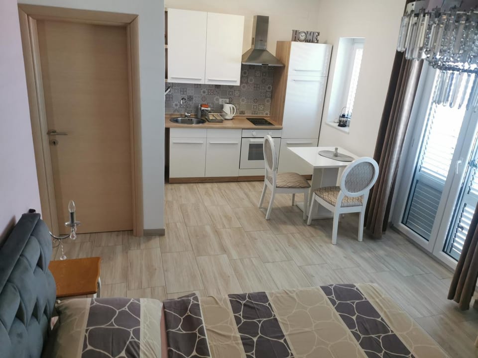 Kitchen or kitchenette, Seating area