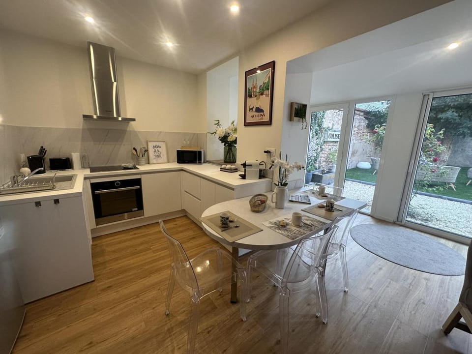 Maison de charme au centre de Moulins, avec jardin et terrasse, tout confort inclus - FR-1-489-474 House in Moulins