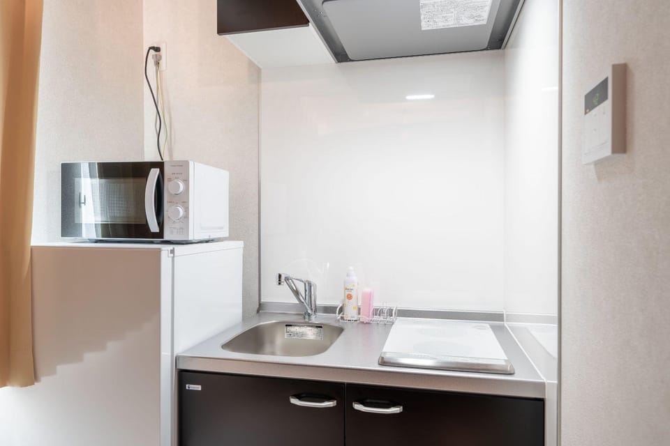 Kitchen or kitchenette, minibar