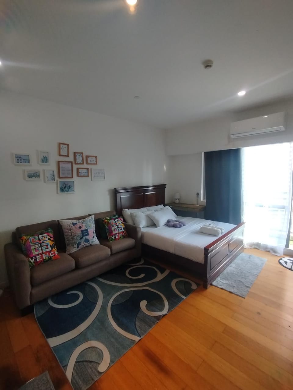 Bed, Living room, Photo of the whole room, Bedroom