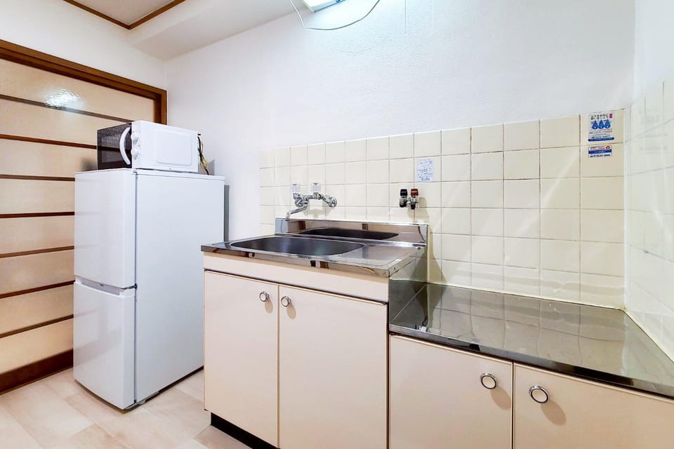 Kitchen or kitchenette, minibar
