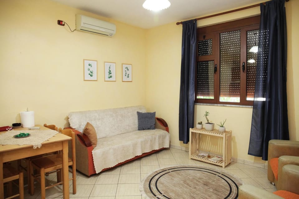 Living room, Seating area, Dining area, air conditioner