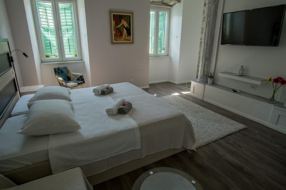 Bed, TV and multimedia, Photo of the whole room, Bedroom